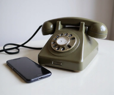 Teléfono clásico con un icono de llamada
